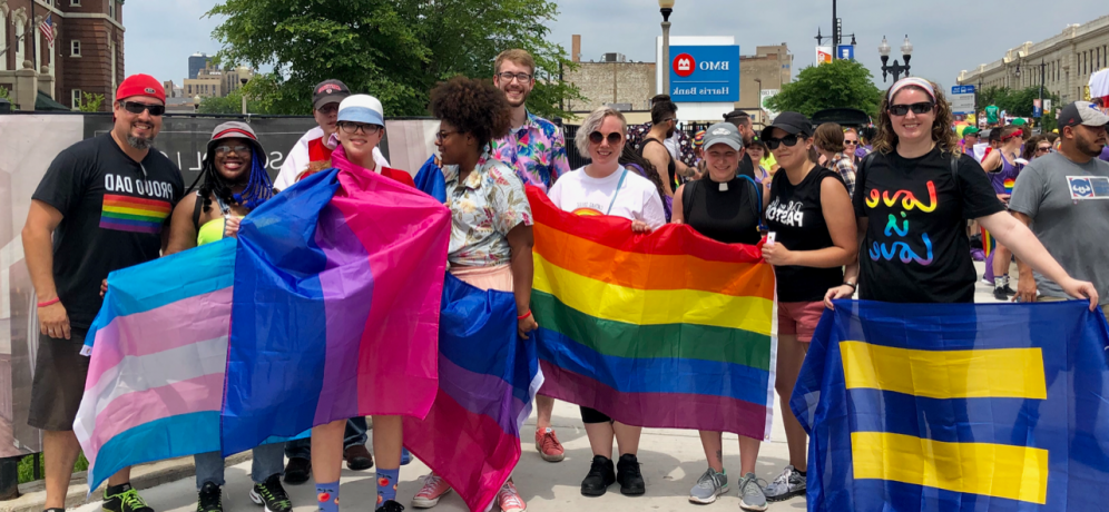 bv伟德ios下载社区的同性恋群体+骄傲旗帜的成员.
